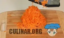 На крупной терке натираем одну морковку.