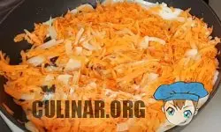 Перекладываем натертую морковку к луку, слегка солим и перемешиваем. Готовим буквально пару минут.