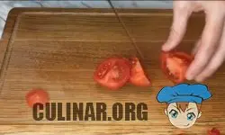 Разрезаем помидоры на 4 части.