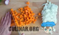 Морковь и репчатый лук нарезаем большими кубиками.
