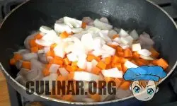 Добавляем к мясу лук и морковь. Готовим еще 5 минут, периодически помешиваем. Огонь можно убавить до среднего.