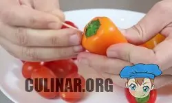 Маленькие болгарские перцы и помидоры черри, проткните зубочисткой в двух местах. Благодаря такому действию, овощи не лопнут и будут целыми.