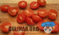 Нарезаем помидоры черри на две половинки.