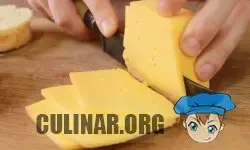 Нарезаем тонкими пластинками твердый сыр.