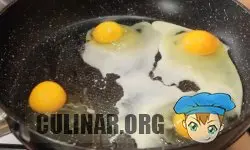 На разогретую сковороду разбиваем яйца и накрываем крышкой.