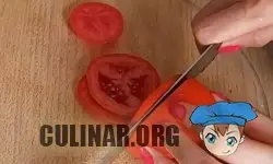 Нарезаем тоненькими кружочками помидоры.