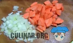Репчатый лук и морковку нарезаем небольшими кубиками.