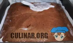 Остывший корж пропитываем кокосовым молоком.