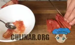 У помидор удаляем жидкость и семечки, затем нарезаем соломкой.