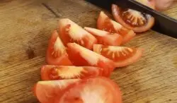 Две помидорки, разрезаем на дольки.
