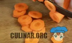 Нарезаем одну чищеную морковку небольшими кругляшками.