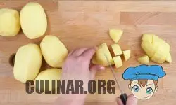 Картофель нарезаем крупными кубиками.