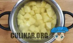 Заливаем картофель горячей водой, подсаливаем и варим 5-7 минут, до полуготовности. Такое действие поможет, чтоб картофель полностью приготовился во время запекания.