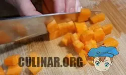 Одну морковину режим на полоски, затем на небольшие кубики.