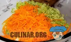 Натираем на крупной терке сырую морковку и перекладываем в салатницу.