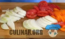 Нарезаем овощи: > Большую луковицу разрезаем на две части и режим тонкими полукольцами. > Помидоры режим не тонко, полукружками.