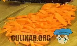 Нарезаем морковь на небольшие брусочки.
