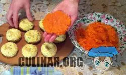 Натираем 3 отварные морковины на мелкой терке, делаем из морковки лепешку, кладем поверх нее сырный шарик и аккуратно закрываем лепешку. Тем самым у нас получается мандаринка.