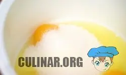 В миску добавляем: > Три крупных яйца. > 100 грамм сахара. > Соль — 1/4 щепотка. Взбиваем 7-8 минут до пышной, светлой массы.