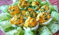 Салат Фаршированные яйца с сыром