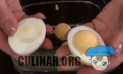 Отвариваем яйца, чистим и аккуратно разрезаем белок, не задев желток. Белок и целый желток разложите по разным емкостям.