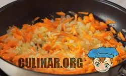 Тоненькой стружкой, нарезаем морковку и перекладываем ее к луку. Перемешиваем и продолжаем готовить на среднем огне 3 минуты.