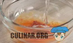 В миске смешиваем: > Томатная паста — 1 столовая ложка. > Соль — 1/2 чайных ложки. > Сахар - 1/2 чайной ложки. > Вода — 250 миллилитров. Хорошенько перемешиваем.