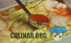 Полейте лазанью ранее приготовленным соусом из томатной пасты.