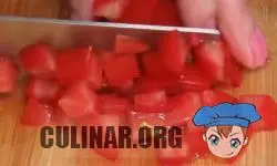 Нарезаем помидоры маленькими кубиками.