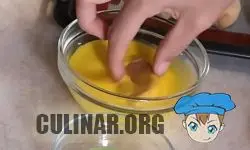 Остывшие печенья полностью обволакиваем в желтом молоке.