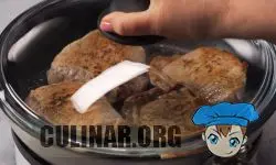 Еще раз переворачиваем мясо, накрываем крышкой, выключаем плиту и оставляем на 10 минут.