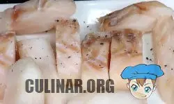 Рыбное филе нарезаем небольшими кусочками. Затем солим, перчим по вашему вкусу, перемешиваем и оставляем в сторонке мариноваться.