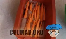 Нарезаем сырую морковку длинными, тонкими брусочками и укладываем 1/3 моркови, поверх курицы.