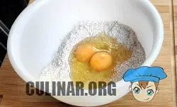 В миску добавляем: > Гречневая мука — 150 гр. > Яйца — 2 шт.Яйца — 2 шт. > Соль — по вкусу. Венчиком перемешиваем.