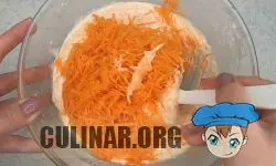 Натираем морковку на мелкой терке, добавляем в миску и тщательно перемешиваем.