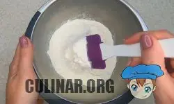 В миску добавляем: > Мука — 300 грамм. > Разрыхлитель — 6 грамм. > Соль — 6 грамм. > Сода — 1 грамм. Сухие ингредиенты тщательно перемешиваем.