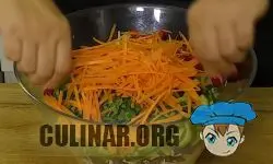 Натираем морковку по-корейски, добавляем салатницу и предварительно все нарезанные овощи перемешиваем.