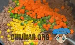 Добавляем: > Нарезанную кубиками морковь — 1 шт. > Зеленый горошек — 50-60 гр. (по желанию) > Кукуруза — 50-60 гр. (по желанию) Перемешиваем, пробуем на соль и снимаем с огня.