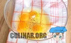 В глубокой емкости разбиваем два яйца, солим, перчим по вашему вкусу и хорошенько венчиком взбиваем яйца.