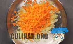 Нарезаем морковь маленькими кубиками и добавляем к луку. Перемешиваем все и обжариваем на среднем огне пять минут.