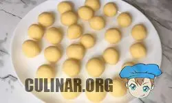 Из сырно теста, формируем небольшие шарики, чуть меньше грецкого ореха. Убираем шарики в холодильник, пока варится суп.