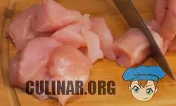 Нарезаем 750 грамм куриного филе на средние кусочки.