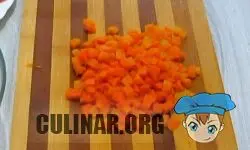 Морковь нарезаем таким же кубиком и добавляем в салатницу.