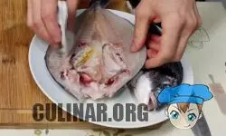 Чистим рыбу: > Отрезаем ножницами все плавники. > Делаем глубокий надрез на хребте и раскрываем рыбу.