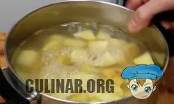 Промываем картофель, заливаем водой и доводим до кипения. Варим буквально две минутки, затем сливаем воду, чистим и нарезаем картошку. Вновь заливаем водой, солим и ставим варится. Благодаря такому действию, картофель будет более хрустящий.