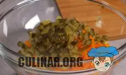 200 грамм соленых огурчиков нарезаем таким же размером, как и морковь, и добавляем в салатницу.