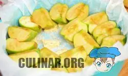 Разрезаем 1.5 килограмма яблок на четвертинки и очищаем от сердцевинки и семечек. Выкладываем плотно первый слой яблок и присыпаем сахаром.
