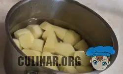 Чистим, моем, нарезаем крупными кусочками картофель. Заливаем водой и ставим на плиту, вари до полной готовности картофеля.