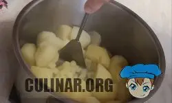 По истечению времени, сливаем воду с картошки и делаем пюре.