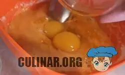 По истечению времени добавляем: > Яйца — 2 штуки. > Натираем на терке цедра апельсина — 1 шт. Перемешиваем.